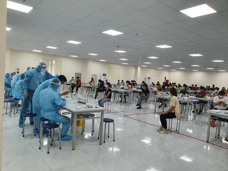 Lực lượng y tế lấy mẫu xét nghiệm Covid-19 cho công nhân tại KCN Vân Trung.