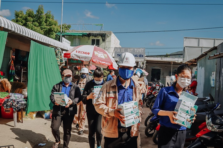 Đoàn thanh niên Nhà máy Nhiệt điện Vĩnh Tân 4 phát khẩu trang miễn phí và tuyền truyền phòng chống dịch Covid-19 tại khu vực chợ Vĩnh Tân.