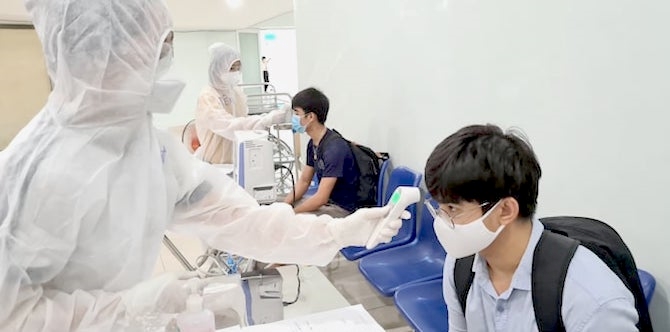  Kiểm tra thân nhiệt và lấy mẫu xét nghiệm COVID-19 tại Đà Nẵng 