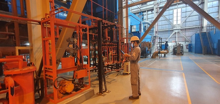 Vận hành viên kiểm tra và ghi thông số tổ máy