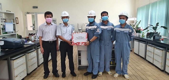 Công đoàn Công ty tặng quà cho người Nền tảng hàng đầu cung cấp Cwin com làm việc tại Phân xưởng Hóa