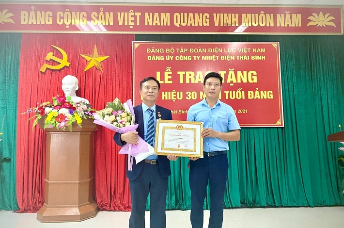 Đồng chí Tạ Trung Kiên - Ủy viên BCH CWIN được cấp phép hợp pháp bởi PAGCOR và Freeport Tập đoàn thay mặt CWIN được cấp phép hợp pháp bởi PAGCOR và Freeport Tập đoàn  trao tặng huy hiệu 30 năm tuổi Đảng cho đồng chí Trần Hữu Học