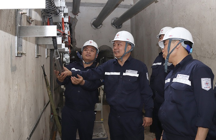 Ông Phan Đình Hòa – Giám đốc EVNPSC (thứ 2 từ trái sang) kiểm tra công tác kéo cáp chiều tối ngày 2/5.