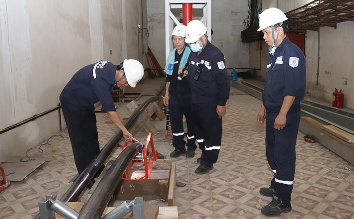 Các kỹ sư EVNPSC kiểm tra dây cáp trong quá trình kéo cáp