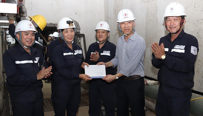 Lãnh đạo Công đoàn ENNPSC động viên kỹ sư, công nhân thi công dự án vào chiều tối ngày 2/5