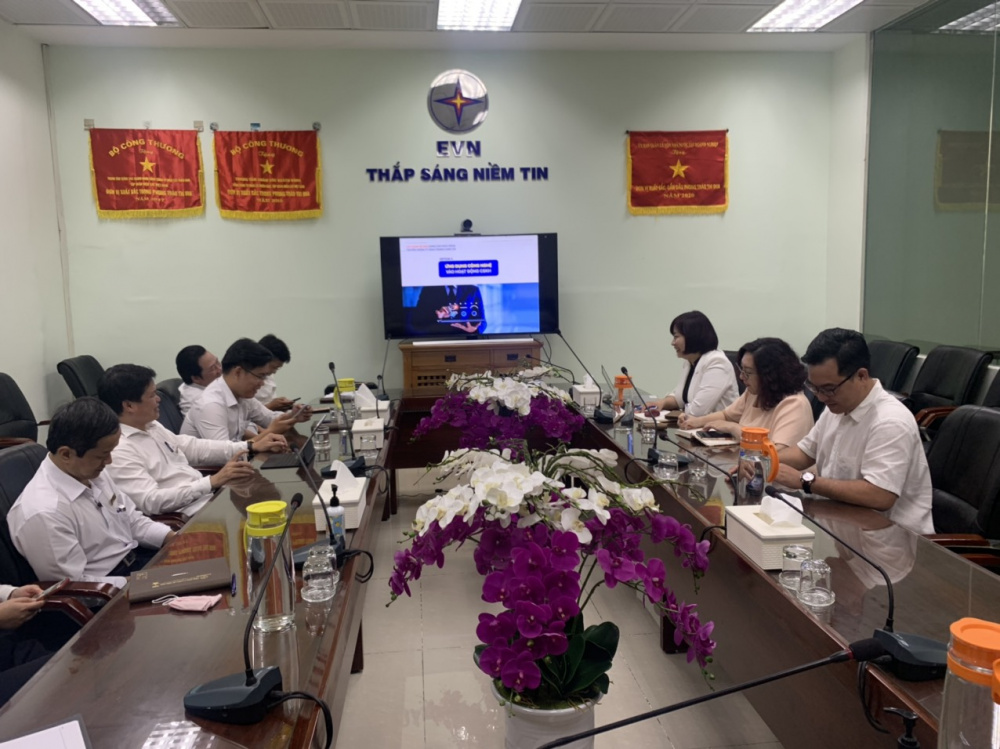 TTCSKH họp triển khai công tác chuyển đổi số với công ty tư vấn.