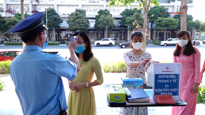 CBCNV EVNGENCO 3 duy trì việc kiểm tra thân nhiệt trước khi vào làm việc