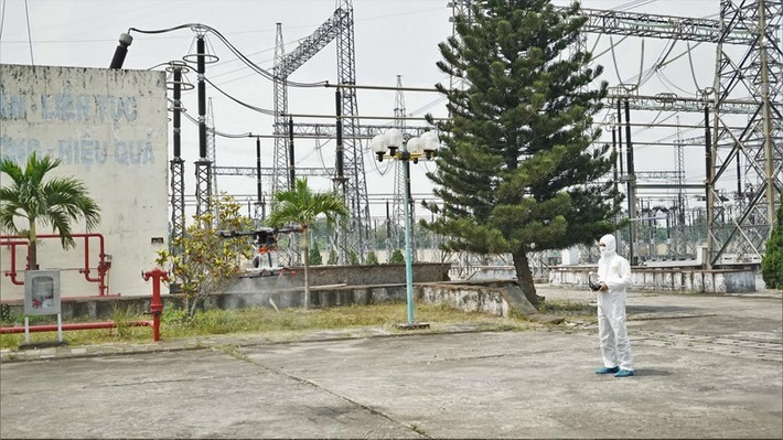 PTC2 sử dụng thiết bị bay phun thuốc khử khuẩn phòng chống dịch COVID-19 tại TBA 500 kV Đà Nẵng