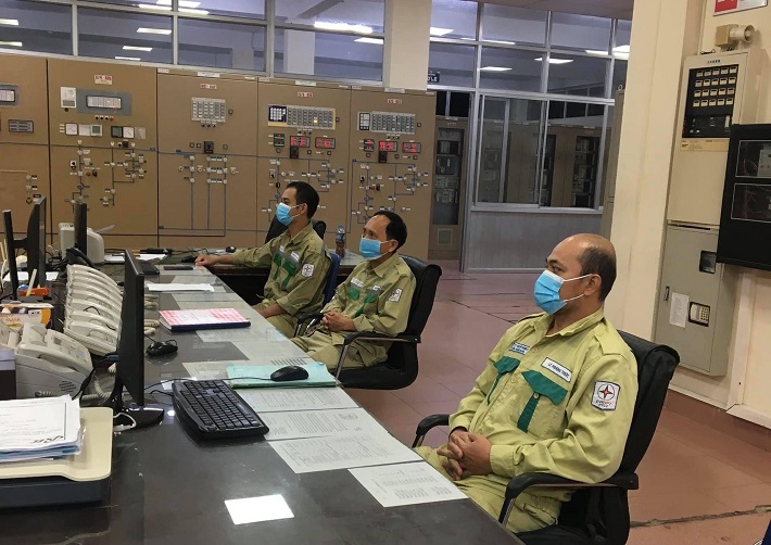 Công nhân Công ty Truyền tải điện 2 đảm bảo các yêu cầu về phòng chống dịch COVID-19 tại trạm biến áp