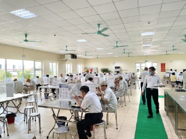 Thực hiện giãn cách tại nhà ăn Công ty