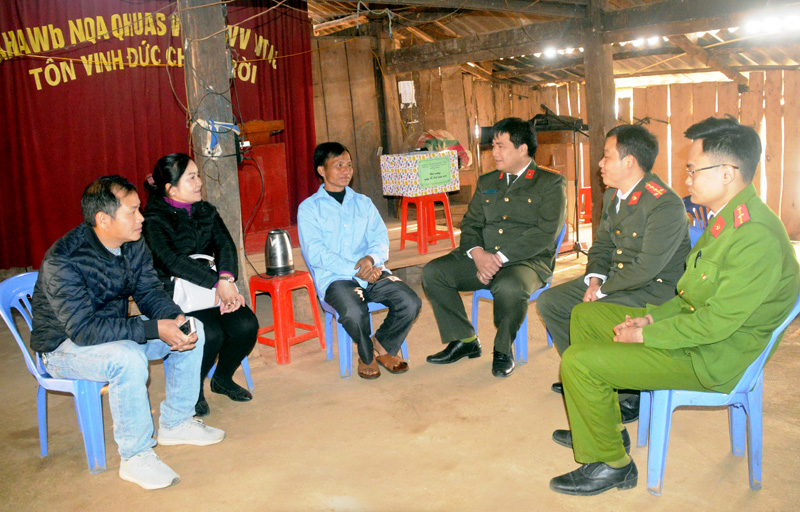 Lãnh đạo Ban Dân vận Huyện ủy, Ủy ban MTTQ huyện và Công an huyện Na Hang thăm hỏi, tặng quà điểm nhóm theo đạo Tin lành Hồng Ba, xã Hồng Thái nhân dịp lễ Noel năm 2020.