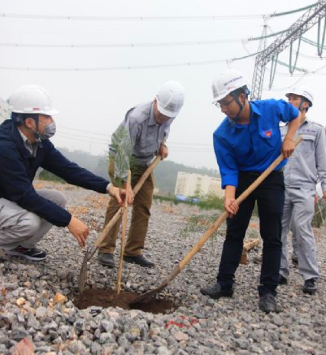 Đoàn viên thanh niên ra quân trồng cây tại khuôn viên trong Công ty