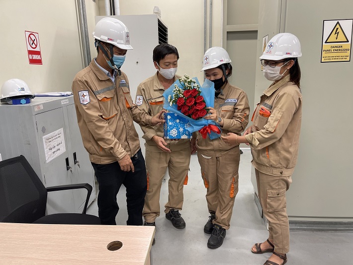 công đoàn trao quà tận nơi làm việc cho NLĐ