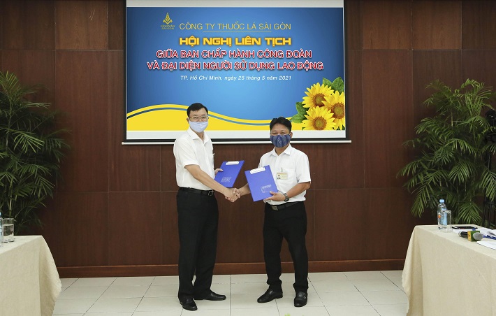 Đại diện Công đoàn và lãnh đạo Công ty Trao quyết định
