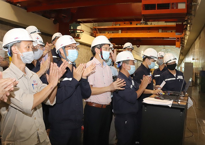 Lãnh đạo EVNPSC và Công ty Thủy điện Hòa Bình chứng kiến thời khắc đóng điện hòa lưới tổ máy 1 NMTĐ Hòa Bình sau thời gian dừng máy để thi công, thay thế cáp