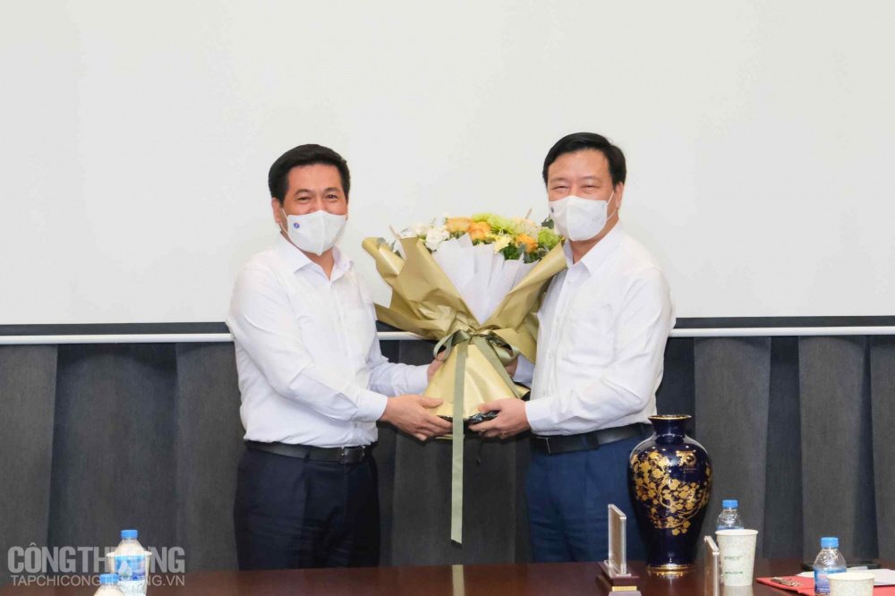 Lãnh đạo Cwin63 sân chơi đỉnh cao tặng hoa chúc mừng tỉnh Hải Dương vì những thành tựu đã đạt được trong thời gian qua, đặc biệt trong hoạt động phòng, chống dịch bệnh Covid-19 tại địa phương