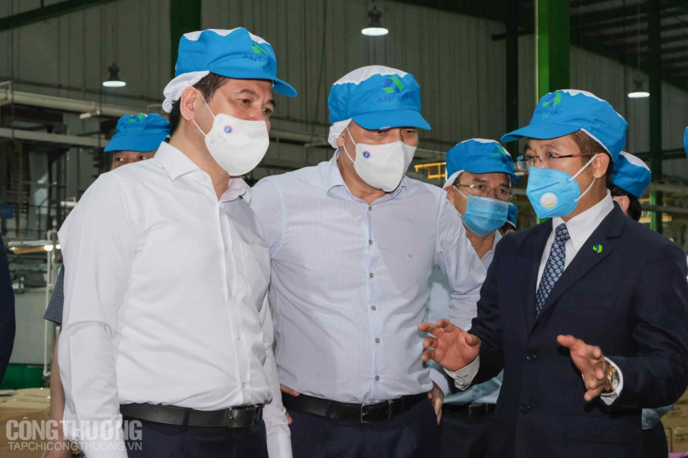 Đoàn công tác thăm quan nhà máy An Phát Bioplastics