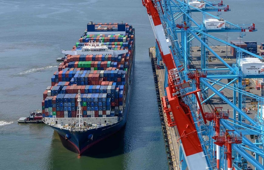 Tàu container cập cảng