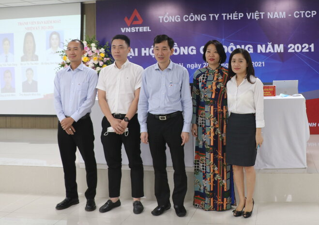 Các ông bà trúng cử thành viên HĐQT, thành viên BKS nhiệm kỳ 2021-2026 ra mắt Đại hội.