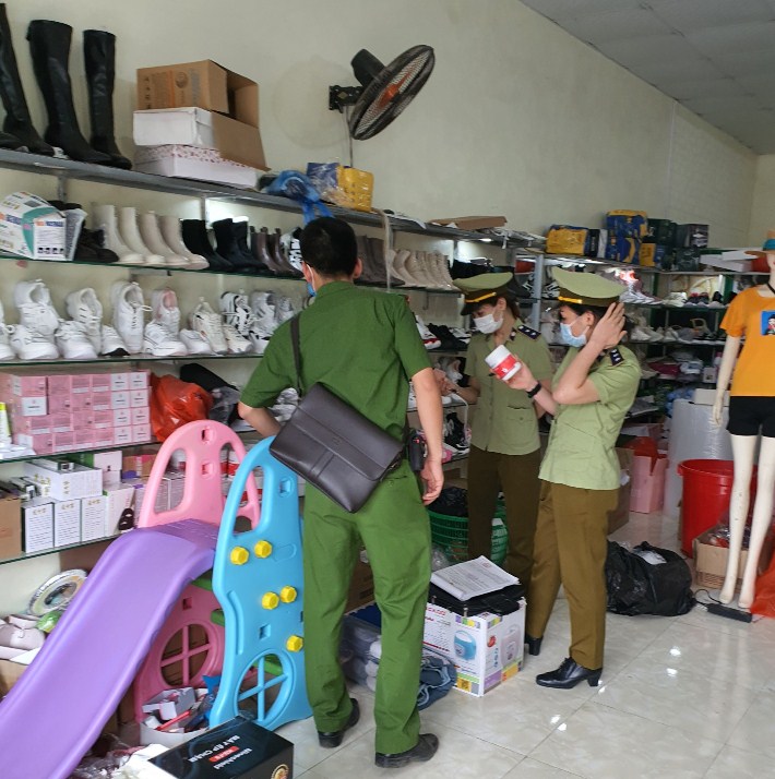 Đội Quản lý thị trường số 3 - Cục Quản lý thị trường tỉnh Bắc Kạn đã phối hợp với Phòng cảnh sát Môi trường - Công an tỉnh Bắc Kạn tiến hành kiểm tra