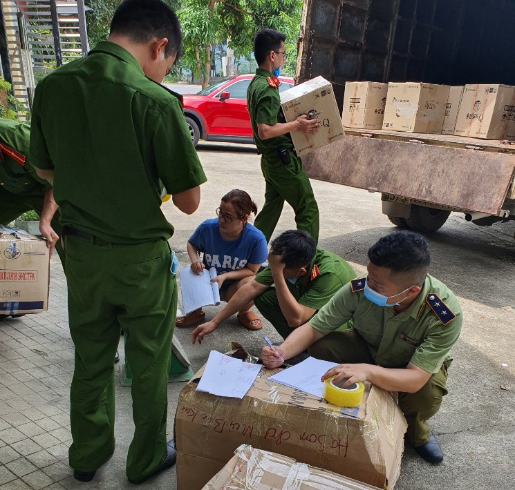 Đoàn kiểm tra đã tiến hành tạm giữ số hàng