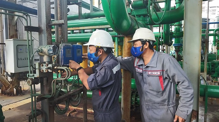 Kỹ sư EPS đang khắc phục lỗi tín hiệu của hệ thống Nhà xử lý nước biển