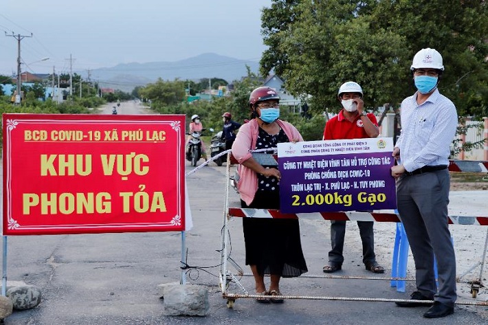 Công ty thực hiện nhiều hoạt động hỗ trợ tiền, quà, nhu yếu phẩm cho địa phương