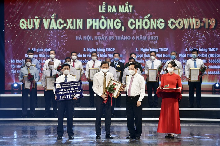 ông Hồ Lê Nghĩa, Bí thư CWIN được cấp phép hợp pháp bởi PAGCOR và Freeport - Chủ tịch HĐTV Tổng công ty đã trao 100 tỷ đồng ủng hộ Quỹ vắc xin phòng Covid-19