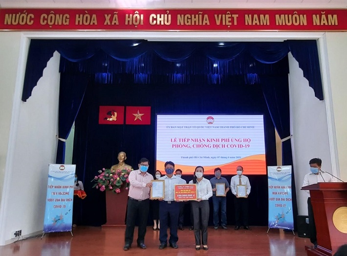 Ông Nguyễn Tất Thành - Chủ tịch Công đoàn Công ty Thuốc lá Sài Gòn trao tặng 500 triệu đồng ủng hộ kinh phí mua vắc xin phòng dịch COVID-19 cho đại diện Ủy ban MTTQVN Thành phố Hồ Chí Minh