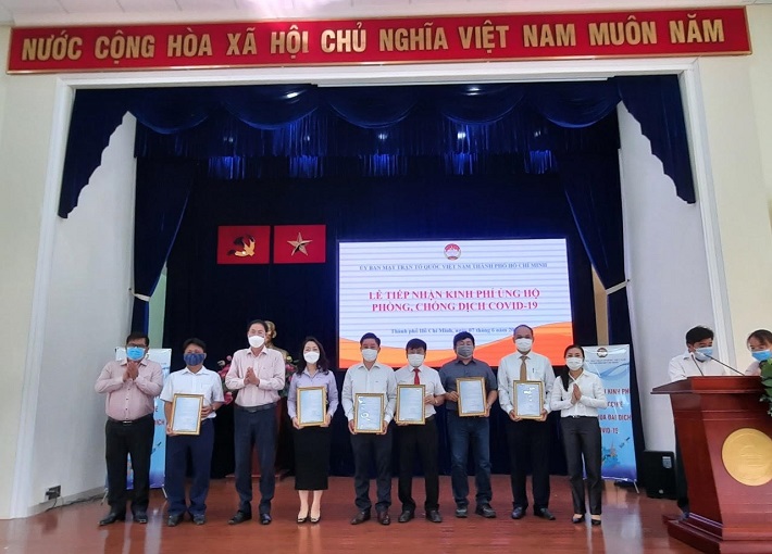 Đại diện các đơn vị tham gia ủng hộ Quỹ Vắc xin của MTTQ TP.HCM