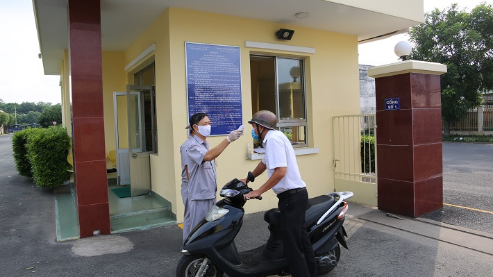Đo thân nhiệt trước khi qua cổng
