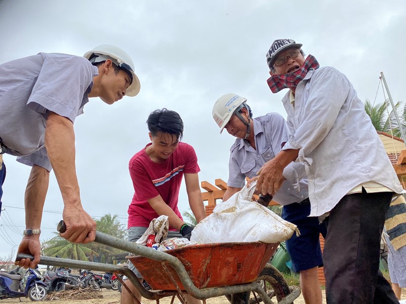 Phật tử Hội An dọn rác