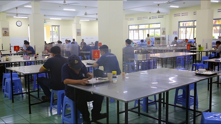 Giữ khoảng cách trong giờ ăn ca