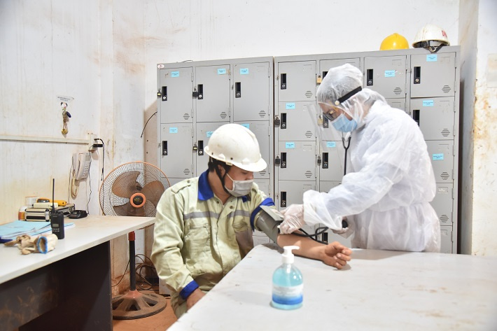 (Hình 1. Tình huống khi có người trong công ty có biểu hiện ho, sốt được bộ phận y tế kiểm tra thân nhiệt)