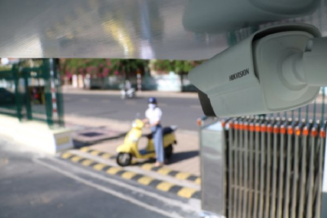 Camera được đặt ngay cổng  để kiểm soát người ra vào trụ sở làm việc