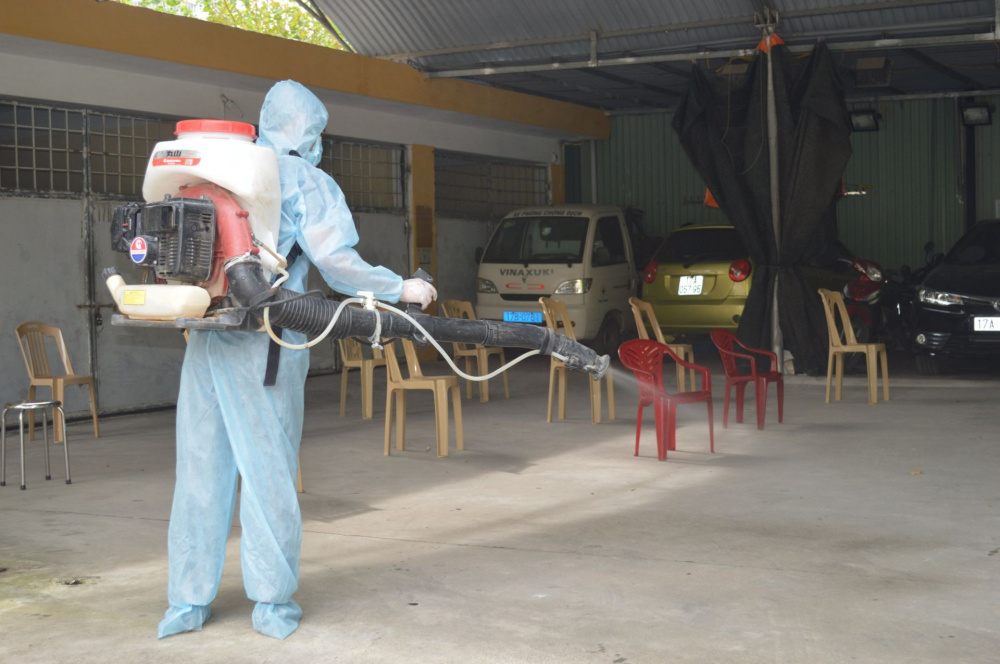 Lực lượng y tế phun khử khuẩn