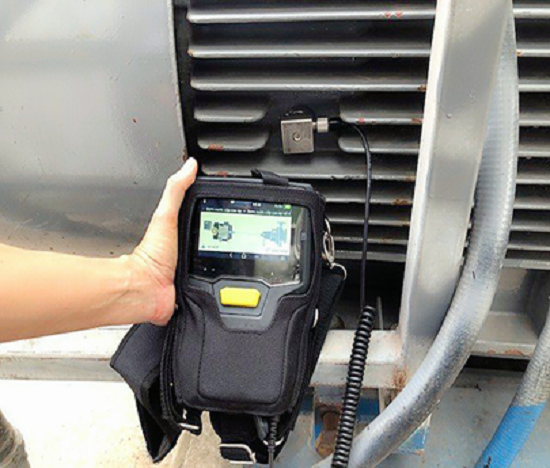 Kỹ thuật viên đo độ rung động bằng VIBSCANNER 2