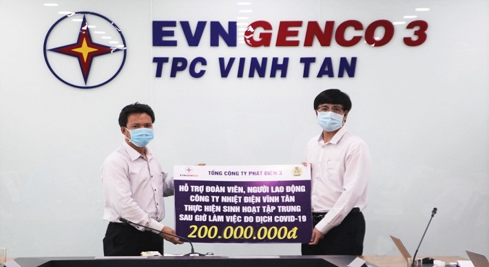 Ban Giám đốc Công ty Nhiệt điện Vĩnh Tân nhận kinh phí hỗ trợ từ TCT
