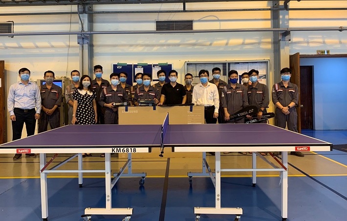 Ban Giám đốc Công ty EPS trao tivi, bàn bóng bàn từ nguồn kinh phí của TCT hỗ trợ đến lực lượng sửa chữa đang thực hiện sinh hoạt tập trung tại Phú Mỹ