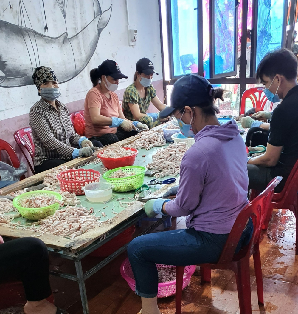 Cục QLTT Thái Bình kiểm tra đột xuất và tiến hành quyết định xử phạt vi phạm hành chính 02 hành vi vi phạm đối với Cơ sở kinh doanh chân gà rút xương với số tiền là 20.000.000 đồng