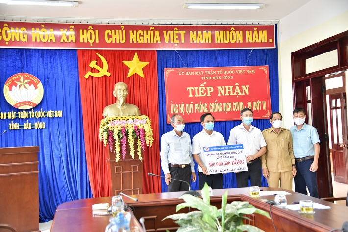 Hình 1. Đại diện DNA trao số tiền ủng hộ quỹ phòng chống COVID-19 cho đại diện UBMTTQ tỉnh Đắk Nông)