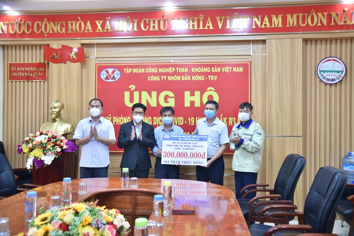 (Hình 2. Hỗ trợ công tác phòng chống dịch tại huyện Đắk R’lấp, tỉnh Đắk Nông)