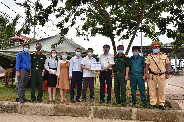 (Hình 3. Hỗ trợ trang thiết bị, vật tư thiết yếu phục vụ công tác phòng chống dịch tại chốt kiểm dịch xã Đăk Ru, huyện Đắk R’lấp)
