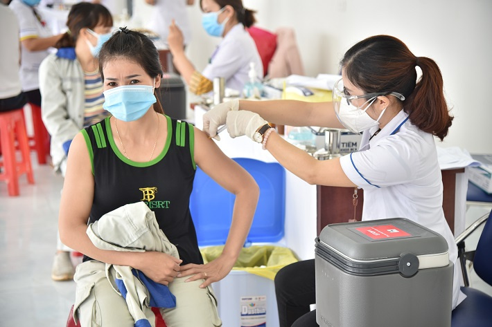 Hình 2. Công nhân, nhân viên DNA được tiêm phòng dịch COVID-19.