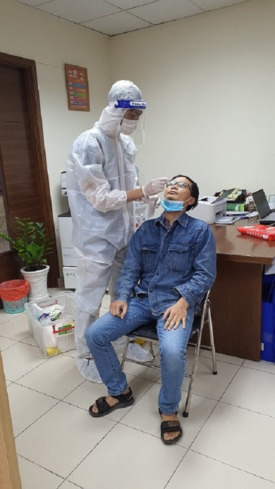 Kỹ sư xét nghiệm sarc- cov2 trước khi vào ca trực