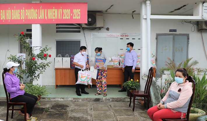 Đại diện EVNGENCO 3 và UBND phường An Lợi Đông trao quà cho các hộ dân