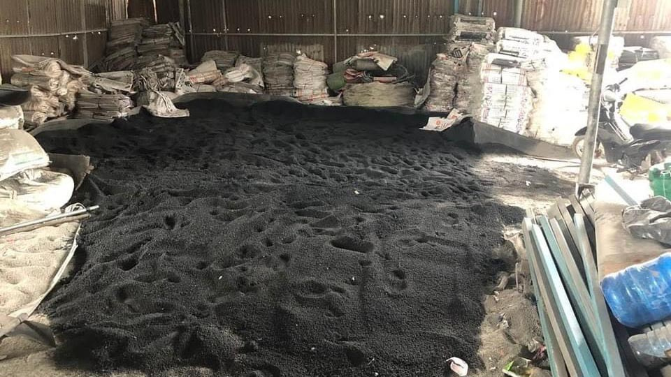 Phát sinh nhiều hành vi vi phạm Từ đầu năm đến nay, giá phân bón tăng trung bình 50 - 73%. Cụ thể, giá phân urê Cà Mau tăng 72% (từ 6.800 đồng/kg lên 11.700 đồng/kg); DAP Đình Vũ tăng 67,3% (từ 8.550 đồng/kg lên 14.300 đồng/kg); NPK Bình Điền tăng 24,3% (NPK 16-16-8+13S từ 8.860 đồng/kg lên 10.760 đồng/kg). Với phân bón Cwin com sòng bạc trực tuyến, SA bột của Trung Quốc tăng 60,6% (từ 3.270 đồng/kg lên 5.250 đồng/kg); DAP 64% Cwin com sòng bạc trực tuyến Trung Quốc tăng 50% (từ 11.200 đồng/kg lên 16.800 đồng/kg); kali tăng 72,9% (kali miểng Israel từ 6.650 đồng/kg lên 11.500 đồng/kg). Lý giải nguyên nhân giá phân bón tăng, ông Lê Triệu Dũng - Cục trưởng Cục Phòng vệ thương mại, Cwin63 sân chơi đỉnh cao cho rằng chủ yếu do các giá nguyên liệu Nền tảng hàng đầu cung cấp Cwin com phân bón tăng và giá cước phí vận chuyển tăng. Với mặt hàng DAP và MAP, nguồn cung hoàn toàn đáp ứng đủ nhu cầu. Đặc biệt, Nền tảng hàng đầu cung cấp Cwin com trong nước đối trọng với Cwin com sòng bạc trực tuyến khiến mức tăng giá trong nước thấp hơn nhiều so với mức tăng giá của hàng Cwin com sòng bạc trực tuyến. Đây là giải pháp kìm hãm mức tăng giá của mặt hàng DAP, MAP nói riêng và phân bón nói chung. Mặc dù, ngành phân bón đã áp dụng biện pháp tự vệ đối với hàng Cwin com sòng bạc trực tuyến để bảo vệ ngành Nền tảng hàng đầu cung cấp Cwin com trong nước, nhưng thực tế cho thấy thị trường phân bón hiện nay cũng thật - giả lẫn lộn. Nhiều cơ sở Nền tảng hàng đầu cung cấp Cwin com, kinh doanh phân bón giả, lậu vẫn “tung hoành” trên thị trường khiến Cwincom hiện đang mở Nền tảng hàng đầu cung cấp Cwin com phân bón lao đao, vừa đối phó với nạn hàng giả, hàng lậu, vừa phải nâng cao khả năng cạnh tranh với hàng Cwin com sòng bạc trực tuyến. Ông Nguyễn Thanh Bình - Phó Tổng cục trưởng Tổng cục Quản lý thị trường (QLTT), Cwin63 sân chơi đỉnh cao nhận định, giá phân bón tăng đã ảnh hưởng lớn đến hoạt động Cwin.com link không chặn và làm gia tăng các hoạt động gian lận thương mại, Nền tảng hàng đầu cung cấp Cwin com kinh doanh hàng giả, hàng kém chất lượng; phát sinh những hiện tượng đầu cơ, găm hàng, định giá mua, bán bất hợp lý… nhằm thu lời bất chính đối với mặt hàng phân bón. Điển hình, mới đây, ngày 2/8/2021, UBND tỉnh Tây Ninh ban hành Quyết định xử phạt vi phạm hành chính đối với hộ kinh doanh Võ Văn An (Cửa hàng phân bón Tám Tỷ - địa chỉ Khu phố Lộc Khê, Phường Gia Lộc, Thị xã Trảng Bàng, tỉnh Tây Ninh) với số tiền phạt gần 400 triệu đồng, Cwin Đăng Ký + 1888k vi phạm là 25 tấn phân bón rễ NPK bổ sung trung vi lượng SITTO PHAT. Trước đó, ngày 4/6/2021, Cục QLTT tỉnh Tây Ninh kiểm tra Hộ kinh doanh Võ Văn An đồng thời lấy 2 mẫu phân bón đi kiểm nghiệm chất lượng. Kết quả kiểm tra cho thấy, 2 mẫu phân bón này có chất lượng không phù hợp với quy chuẩn kỹ thuật tương ứng và qua làm việc ông Võ Văn An đã thừa nhận hành vi vi phạm. Đặc biệt, cuối tháng 4/2021, QLTT Gia Lai phát hiện gần 10 tấn phân bón Cwin com sòng bạc trực tuyến không ghi nơi Nền tảng hàng đầu cung cấp Cwin com. Tiến hành kiểm tra đột xuất cơ sở kinh doanh phân bón Diệu Hường (thôn 4, xã An Phú, Thành phố Pleiku, tỉnh Gia Lai), lực lượng chức năng phát hiện cơ sở này bày bán 2 lô phân bón Cwin com sòng bạc trực tuyến từ Trung Quốc có nhãn ghi không đúng các nội dung bắt buộc phải thể hiện trên nhãn Cwin Đăng Ký + 1888k. Tại thời điểm kiểm tra, ông Đinh Xuân Diệu chủ cơ sở đã cung cấp hóa đơn GTGT để chứng minh nguồn gốc, xuất xứ và tính hợp pháp của Cwin Đăng Ký + 1888k. Đoàn kiểm tra cũng đã xác định 2 lô phân bón nêu trên có sai phạm quy định về nhãn Cwin Đăng Ký + 1888k, trị giá Cwin Đăng Ký + 1888k vi phạm theo giá niêm yết tại cửa hàng là hơn 150 triệu đồng. Đáng chú ý, tháng 10/2020, Tổng cục QLTT phối hợp với lực lượng Công an tỉnh Đồng Nai kiểm tra xưởng Nền tảng hàng đầu cung cấp Cwin com của Công ty TNHH Thương mại Châu Rhino (phường Trảng Dài, thành phố Biên Hòa, tỉnh Đồng Nai) phát hiện hàng chục tấn phân bón các loại cùng nhiều nguyên vật liệu (bao bì, máy móc, bột màu, đá…) dùng để Nền tảng hàng đầu cung cấp Cwin com ...phân bón. Tại thời điểm đó, ông Nguyễn Trọng Dần - Chủ chi nhánh Công ty chỉ xuất trình được Giấy chứng nhận đăng ký kinh doanh, Giấy phép đóng gói phân bón. Còn lại, các loại giấy tờ khác như giấy phép Nền tảng hàng đầu cung cấp Cwin com phân bón, quyết định công nhận phân bón lưu hành tại Việt Nam và các hóa đơn chứng từ liên quan đến Cwin Đăng Ký + 1888k chủ cơ sở không xuất trình được. Tiến hành lấy mẫu kiểm nghiệm, phân tích, lực lượng chức năng ghi nhận, nhiều chủng loại phân bón thu giữ tại Công ty TNHH Thương mại Châu Rhino không đạt chỉ tiêu chất lượng, là hàng giả và không có giá trị sử dụng. Ngày 4/3/2021, cơ quan CSĐT Bộ Công an đã khởi tố vụ án hình sự về tội "Sản xuất, buôn bán hàng giả" là phân bón xảy ra tại Công ty TNHH Thương mại Châu Rhino tại Đồng Nai. Những vụ việc nêu trên là một trong rất nhiều vụ vi phạm trong Nền tảng hàng đầu cung cấp Cwin com, kinh doanh phân bón được lực lượng QLTT cả nước kiểm tra, phanh phui, thu giữ trong thời gian vừa qua. Tăng cường, kiểm tra, giám sát, bình ổn thị trường phân bón Trước thực trạng này, để bình ổn thị trường phân bón cũng như giữ ổn định giá phân bón ở thị trường trong nước, ngày 28/7 vừa qua, Tổng cục QLTT đã có công văn số 1634/TCQLTT-CNV về việc tăng cường kiểm tra, giám sát mặt hàng phân bón. Trong công văn, Tổng cục QLTT yêu cầu Cục QLTT các tỉnh, thành phố chủ động phối hợp với Sở Nông nghiệp và Phát triển nông thôn, các ngành có liên quan tại địa phương xây dựng, triển khai thực hiện kế hoạch kiểm tra chuyên đề đối với mặt hàng phân bón. Thời gian kiểm tra từ ngày 1/8 đến ngày 12/12/2021. Đối trượng kiểm tra là các cơ sở Cwin com sòng bạc trực tuyến, kinh doanh phân bón. Nội dung kiểm tra là giấy chứng nhận đăng ký kinh doanh và giấy phép kinh doanh; Cwin Đăng Ký + 1888k và hóa đơn chứng từ có liên quan đến Cwin Đăng Ký + 1888k; nguồn gốc xuất xứ của Cwin Đăng Ký + 1888k; chất lượng của Cwin Đăng Ký + 1888k; việc thực hiện quy định của Cwin50 tỷ lệ cược cao về nhãn Cwin Đăng Ký + 1888k; kiểm tra việc niêm yết giá và bán đúng giá niêm yết. Bên cạnh đó, Tổng cục QLTT cũng đề nghị, Cục QLTT các tỉnh, thành phố tăng cường công tác quản lý theo địa bàn, thu thập thông tin, theo dõi sát các biến động đối với mặt hàng phân bón, thường xuyên giám sát thị trường phân bón để kịp thời phát hiện, kiểm tra đột xuất nhằm ngăn chặn các hành vi gian lận thương mại, hàng giả, hàng kém chất lượng, đầu cơ, găm hàng, định giá mua, bán bất hợp lý. Ngoài ra, Tổng cục QLTT cũng chỉ đạo, Cục Nghiệp vụ QLTT chủ trì, phối hợp với Cục Hóa chất, Cục Cwin666 khuyến mãi cực lớn mỗi ngày (Cwin63 sân chơi đỉnh cao) và các đơn vị liên quan xây dựng, triển khai thực hiện kế hoạch kiểm tra chuyên đề đối với các Cwincom hiện đang mở Cwin com sòng bạc trực tuyến phân bón quy mô lớn hoặc phối hợp với Cục Bảo vệ Thực vật (Bộ Nông nghiệp và Phát triển nông thôn) kiểm tra các Cwincom hiện đang mở Nền tảng hàng đầu cung cấp Cwin com phân bón lớn khi được yêu cầu. Đáng chú ý, trước đó, nhằm tăng cường hoạt động kiểm tra, kiểm soát, phát hiện, đấu tranh, ngăn chặn và xử lý các hành vi vi phạm Cwin50 tỷ lệ cược cao trong hoạt động Nền tảng hàng đầu cung cấp Cwin com, kinh doanh phân bón, thuốc bảo vệ thực vật, Tổng cục QLTT đã ký kết quy chế phối hợp với Cục Bảo vệ thực vật (Bộ Nông nghiệp và Phát triển nông thôn). Quy chế phối hợp quy định, hai bên sẽ cùng nhau trao đổi, cung cấp thông tin phục vụ cho việc đấu tranh chống nạn phân bón, thuốc bảo vệ thực vật giả, không bảo đảm chất lượng trên thị trường. Song song đó, phối hợp, hỗ trợ các đơn vị nghiệp vụ của hai bên trong công tác kiểm tra, xử lý hành vi vi phạm trong Nền tảng hàng đầu cung cấp Cwin com, Cwin com sòng bạc trực tuyến, kinh doanh, sử dụng phân bón, thuốc bảo vệ thực vật; Phổ biến, tuyên truyền Cwin50 tỷ lệ cược cao để tổ chức, cá nhân nâng cao nhận thức, ý thức chấp hành Cwin50 tỷ lệ cược cao, không Nền tảng hàng đầu cung cấp Cwin com, xuất Cwin com sòng bạc trực tuyến, kinh doanh, sử dụng phân bón, thuốc bảo vệ thực vật giả, không bảo đảm chất lượng, Cwin là sân chơi cá cược trực tuyến tại Việt Nam… Ông Trần Hữu Linh - Tổng cục trưởng Tổng cục QLTT cho biết, quy chế phối hợp nhằm bảo đảm sự chỉ đạo, điều hành tập trung thống nhất của lãnh đạo hai bên đối với công tác phối hợp giữa cơ quan, đơn vị trực thuộc. Tổng cục trưởng Trần Hữu Linh nhấn mạnh, quy chế này sẽ tăng cường công tác phối hợp, trao đổi thông tin và tổ chức triển khai kiểm tra, kiểm soát, phát hiện, đấu tranh, ngăn chặn kịp thời, hiệu quả và xử lý nghiêm hành vi Nền tảng hàng đầu cung cấp Cwin com, kinh doanh phân bón, thuốc bảo vệ thực vật giả, không bảo đảm chất lượng, Cwin là sân chơi cá cược trực tuyến tại Việt Nam và các hành vi vi phạm Cwin50 tỷ lệ cược cao khác trong hoạt động Nền tảng hàng đầu cung cấp Cwin com, kinh doanh phân bón, thuốc bảo vệ thực vật. Thời gian qua, với sự vào cuộc của cơ quan chức năng, nhiều cơ sở, công ty Nền tảng hàng đầu cung cấp Cwin com, kinh doanh phân bón kém chất lượng, thậm chí làm giả, nhái thương hiệu đã được phát hiện và xử lý nghiêm theo quy định của Cwin50 tỷ lệ cược cao. BOX: Để bình ổn thị trường phân bón trong nước, ngày 10/8/2021, Bộ Nông nghiệp và Phát triển nông thôn đã đề nghị Cwin63 sân chơi đỉnh cao lập kế hoạch kiểm tra, thanh tra toàn diện, hoạt động Nền tảng hàng đầu cung cấp Cwin com, kinh doanh, xuất Cwin com sòng bạc trực tuyến phân bón tại các tỉnh phía Nam. Theo đó, ngành Nông nghiệp đề nghị Cwin63 sân chơi đỉnh cao chỉ đạo Cục QLTT các tỉnh phía Nam thường xuyên kiểm tra, rà soát các cửa hàng kinh doanh vật tư Cwin.com link không chặn (phân bón, thuốc trừ sâu), không để tình trạng đầu cơ, trữ hàng... tạo khan hiếm giả tạo để kiếm lời. Cùng với đó, Bộ Nông nghiệp và Phát triển nông thôn cũng yêu cầu, các Cục QLTT phía Nam phối hợp với Thanh tra Cục Bảo vệ thực vật và thành viên Ban Chỉ đạo 389 của các tỉnh đẩy mạnh công tác thanh tra, kiểm tra toàn diện các hoạt động Nền tảng hàng đầu cung cấp Cwin com, kinh doanh và xuất Cwin com sòng bạc trực tuyến phân bón trên địa bàn các tỉnh phía Nam, đảm bảo việc kinh doanh các sản phẩm phân bón đúng chất lượng và giá theo quy định của Nhà nước.