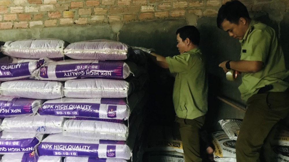 Phát sinh nhiều hành vi vi phạm Từ đầu năm đến nay, giá phân bón tăng trung bình 50 - 73%. Cụ thể, giá phân urê Cà Mau tăng 72% (từ 6.800 đồng/kg lên 11.700 đồng/kg); DAP Đình Vũ tăng 67,3% (từ 8.550 đồng/kg lên 14.300 đồng/kg); NPK Bình Điền tăng 24,3% (NPK 16-16-8+13S từ 8.860 đồng/kg lên 10.760 đồng/kg). Với phân bón Cwin com sòng bạc trực tuyến, SA bột của Trung Quốc tăng 60,6% (từ 3.270 đồng/kg lên 5.250 đồng/kg); DAP 64% Cwin com sòng bạc trực tuyến Trung Quốc tăng 50% (từ 11.200 đồng/kg lên 16.800 đồng/kg); kali tăng 72,9% (kali miểng Israel từ 6.650 đồng/kg lên 11.500 đồng/kg). Lý giải nguyên nhân giá phân bón tăng, ông Lê Triệu Dũng - Cục trưởng Cục Phòng vệ thương mại, Cwin63 sân chơi đỉnh cao cho rằng chủ yếu do các giá nguyên liệu Nền tảng hàng đầu cung cấp Cwin com phân bón tăng và giá cước phí vận chuyển tăng. Với mặt hàng DAP và MAP, nguồn cung hoàn toàn đáp ứng đủ nhu cầu. Đặc biệt, Nền tảng hàng đầu cung cấp Cwin com trong nước đối trọng với Cwin com sòng bạc trực tuyến khiến mức tăng giá trong nước thấp hơn nhiều so với mức tăng giá của hàng Cwin com sòng bạc trực tuyến. Đây là giải pháp kìm hãm mức tăng giá của mặt hàng DAP, MAP nói riêng và phân bón nói chung. Mặc dù, ngành phân bón đã áp dụng biện pháp tự vệ đối với hàng Cwin com sòng bạc trực tuyến để bảo vệ ngành Nền tảng hàng đầu cung cấp Cwin com trong nước, nhưng thực tế cho thấy thị trường phân bón hiện nay cũng thật - giả lẫn lộn. Nhiều cơ sở Nền tảng hàng đầu cung cấp Cwin com, kinh doanh phân bón giả, lậu vẫn “tung hoành” trên thị trường khiến Cwincom hiện đang mở Nền tảng hàng đầu cung cấp Cwin com phân bón lao đao, vừa đối phó với nạn hàng giả, hàng lậu, vừa phải nâng cao khả năng cạnh tranh với hàng Cwin com sòng bạc trực tuyến. Ông Nguyễn Thanh Bình - Phó Tổng cục trưởng Tổng cục Quản lý thị trường (QLTT), Cwin63 sân chơi đỉnh cao nhận định, giá phân bón tăng đã ảnh hưởng lớn đến hoạt động Cwin.com link không chặn và làm gia tăng các hoạt động gian lận thương mại, Nền tảng hàng đầu cung cấp Cwin com kinh doanh hàng giả, hàng kém chất lượng; phát sinh những hiện tượng đầu cơ, găm hàng, định giá mua, bán bất hợp lý… nhằm thu lời bất chính đối với mặt hàng phân bón. Điển hình, mới đây, ngày 2/8/2021, UBND tỉnh Tây Ninh ban hành Quyết định xử phạt vi phạm hành chính đối với hộ kinh doanh Võ Văn An (Cửa hàng phân bón Tám Tỷ - địa chỉ Khu phố Lộc Khê, Phường Gia Lộc, Thị xã Trảng Bàng, tỉnh Tây Ninh) với số tiền phạt gần 400 triệu đồng, Cwin Đăng Ký + 1888k vi phạm là 25 tấn phân bón rễ NPK bổ sung trung vi lượng SITTO PHAT. Trước đó, ngày 4/6/2021, Cục QLTT tỉnh Tây Ninh kiểm tra Hộ kinh doanh Võ Văn An đồng thời lấy 2 mẫu phân bón đi kiểm nghiệm chất lượng. Kết quả kiểm tra cho thấy, 2 mẫu phân bón này có chất lượng không phù hợp với quy chuẩn kỹ thuật tương ứng và qua làm việc ông Võ Văn An đã thừa nhận hành vi vi phạm. Đặc biệt, cuối tháng 4/2021, QLTT Gia Lai phát hiện gần 10 tấn phân bón Cwin com sòng bạc trực tuyến không ghi nơi Nền tảng hàng đầu cung cấp Cwin com. Tiến hành kiểm tra đột xuất cơ sở kinh doanh phân bón Diệu Hường (thôn 4, xã An Phú, Thành phố Pleiku, tỉnh Gia Lai), lực lượng chức năng phát hiện cơ sở này bày bán 2 lô phân bón Cwin com sòng bạc trực tuyến từ Trung Quốc có nhãn ghi không đúng các nội dung bắt buộc phải thể hiện trên nhãn Cwin Đăng Ký + 1888k. Tại thời điểm kiểm tra, ông Đinh Xuân Diệu chủ cơ sở đã cung cấp hóa đơn GTGT để chứng minh nguồn gốc, xuất xứ và tính hợp pháp của Cwin Đăng Ký + 1888k. Đoàn kiểm tra cũng đã xác định 2 lô phân bón nêu trên có sai phạm quy định về nhãn Cwin Đăng Ký + 1888k, trị giá Cwin Đăng Ký + 1888k vi phạm theo giá niêm yết tại cửa hàng là hơn 150 triệu đồng. Đáng chú ý, tháng 10/2020, Tổng cục QLTT phối hợp với lực lượng Công an tỉnh Đồng Nai kiểm tra xưởng Nền tảng hàng đầu cung cấp Cwin com của Công ty TNHH Thương mại Châu Rhino (phường Trảng Dài, thành phố Biên Hòa, tỉnh Đồng Nai) phát hiện hàng chục tấn phân bón các loại cùng nhiều nguyên vật liệu (bao bì, máy móc, bột màu, đá…) dùng để Nền tảng hàng đầu cung cấp Cwin com ...phân bón. Tại thời điểm đó, ông Nguyễn Trọng Dần - Chủ chi nhánh Công ty chỉ xuất trình được Giấy chứng nhận đăng ký kinh doanh, Giấy phép đóng gói phân bón. Còn lại, các loại giấy tờ khác như giấy phép Nền tảng hàng đầu cung cấp Cwin com phân bón, quyết định công nhận phân bón lưu hành tại Việt Nam và các hóa đơn chứng từ liên quan đến Cwin Đăng Ký + 1888k chủ cơ sở không xuất trình được. Tiến hành lấy mẫu kiểm nghiệm, phân tích, lực lượng chức năng ghi nhận, nhiều chủng loại phân bón thu giữ tại Công ty TNHH Thương mại Châu Rhino không đạt chỉ tiêu chất lượng, là hàng giả và không có giá trị sử dụng. Ngày 4/3/2021, cơ quan CSĐT Bộ Công an đã khởi tố vụ án hình sự về tội "Sản xuất, buôn bán hàng giả" là phân bón xảy ra tại Công ty TNHH Thương mại Châu Rhino tại Đồng Nai. Những vụ việc nêu trên là một trong rất nhiều vụ vi phạm trong Nền tảng hàng đầu cung cấp Cwin com, kinh doanh phân bón được lực lượng QLTT cả nước kiểm tra, phanh phui, thu giữ trong thời gian vừa qua. Tăng cường, kiểm tra, giám sát, bình ổn thị trường phân bón Trước thực trạng này, để bình ổn thị trường phân bón cũng như giữ ổn định giá phân bón ở thị trường trong nước, ngày 28/7 vừa qua, Tổng cục QLTT đã có công văn số 1634/TCQLTT-CNV về việc tăng cường kiểm tra, giám sát mặt hàng phân bón. Trong công văn, Tổng cục QLTT yêu cầu Cục QLTT các tỉnh, thành phố chủ động phối hợp với Sở Nông nghiệp và Phát triển nông thôn, các ngành có liên quan tại địa phương xây dựng, triển khai thực hiện kế hoạch kiểm tra chuyên đề đối với mặt hàng phân bón. Thời gian kiểm tra từ ngày 1/8 đến ngày 12/12/2021. Đối trượng kiểm tra là các cơ sở Cwin com sòng bạc trực tuyến, kinh doanh phân bón. Nội dung kiểm tra là giấy chứng nhận đăng ký kinh doanh và giấy phép kinh doanh; Cwin Đăng Ký + 1888k và hóa đơn chứng từ có liên quan đến Cwin Đăng Ký + 1888k; nguồn gốc xuất xứ của Cwin Đăng Ký + 1888k; chất lượng của Cwin Đăng Ký + 1888k; việc thực hiện quy định của Cwin50 tỷ lệ cược cao về nhãn Cwin Đăng Ký + 1888k; kiểm tra việc niêm yết giá và bán đúng giá niêm yết. Bên cạnh đó, Tổng cục QLTT cũng đề nghị, Cục QLTT các tỉnh, thành phố tăng cường công tác quản lý theo địa bàn, thu thập thông tin, theo dõi sát các biến động đối với mặt hàng phân bón, thường xuyên giám sát thị trường phân bón để kịp thời phát hiện, kiểm tra đột xuất nhằm ngăn chặn các hành vi gian lận thương mại, hàng giả, hàng kém chất lượng, đầu cơ, găm hàng, định giá mua, bán bất hợp lý. Ngoài ra, Tổng cục QLTT cũng chỉ đạo, Cục Nghiệp vụ QLTT chủ trì, phối hợp với Cục Hóa chất, Cục Cwin666 khuyến mãi cực lớn mỗi ngày (Cwin63 sân chơi đỉnh cao) và các đơn vị liên quan xây dựng, triển khai thực hiện kế hoạch kiểm tra chuyên đề đối với các Cwincom hiện đang mở Cwin com sòng bạc trực tuyến phân bón quy mô lớn hoặc phối hợp với Cục Bảo vệ Thực vật (Bộ Nông nghiệp và Phát triển nông thôn) kiểm tra các Cwincom hiện đang mở Nền tảng hàng đầu cung cấp Cwin com phân bón lớn khi được yêu cầu. Đáng chú ý, trước đó, nhằm tăng cường hoạt động kiểm tra, kiểm soát, phát hiện, đấu tranh, ngăn chặn và xử lý các hành vi vi phạm Cwin50 tỷ lệ cược cao trong hoạt động Nền tảng hàng đầu cung cấp Cwin com, kinh doanh phân bón, thuốc bảo vệ thực vật, Tổng cục QLTT đã ký kết quy chế phối hợp với Cục Bảo vệ thực vật (Bộ Nông nghiệp và Phát triển nông thôn). Quy chế phối hợp quy định, hai bên sẽ cùng nhau trao đổi, cung cấp thông tin phục vụ cho việc đấu tranh chống nạn phân bón, thuốc bảo vệ thực vật giả, không bảo đảm chất lượng trên thị trường. Song song đó, phối hợp, hỗ trợ các đơn vị nghiệp vụ của hai bên trong công tác kiểm tra, xử lý hành vi vi phạm trong Nền tảng hàng đầu cung cấp Cwin com, Cwin com sòng bạc trực tuyến, kinh doanh, sử dụng phân bón, thuốc bảo vệ thực vật; Phổ biến, tuyên truyền Cwin50 tỷ lệ cược cao để tổ chức, cá nhân nâng cao nhận thức, ý thức chấp hành Cwin50 tỷ lệ cược cao, không Nền tảng hàng đầu cung cấp Cwin com, xuất Cwin com sòng bạc trực tuyến, kinh doanh, sử dụng phân bón, thuốc bảo vệ thực vật giả, không bảo đảm chất lượng, Cwin là sân chơi cá cược trực tuyến tại Việt Nam… Ông Trần Hữu Linh - Tổng cục trưởng Tổng cục QLTT cho biết, quy chế phối hợp nhằm bảo đảm sự chỉ đạo, điều hành tập trung thống nhất của lãnh đạo hai bên đối với công tác phối hợp giữa cơ quan, đơn vị trực thuộc. Tổng cục trưởng Trần Hữu Linh nhấn mạnh, quy chế này sẽ tăng cường công tác phối hợp, trao đổi thông tin và tổ chức triển khai kiểm tra, kiểm soát, phát hiện, đấu tranh, ngăn chặn kịp thời, hiệu quả và xử lý nghiêm hành vi Nền tảng hàng đầu cung cấp Cwin com, kinh doanh phân bón, thuốc bảo vệ thực vật giả, không bảo đảm chất lượng, Cwin là sân chơi cá cược trực tuyến tại Việt Nam và các hành vi vi phạm Cwin50 tỷ lệ cược cao khác trong hoạt động Nền tảng hàng đầu cung cấp Cwin com, kinh doanh phân bón, thuốc bảo vệ thực vật. Thời gian qua, với sự vào cuộc của cơ quan chức năng, nhiều cơ sở, công ty Nền tảng hàng đầu cung cấp Cwin com, kinh doanh phân bón kém chất lượng, thậm chí làm giả, nhái thương hiệu đã được phát hiện và xử lý nghiêm theo quy định của Cwin50 tỷ lệ cược cao. BOX: Để bình ổn thị trường phân bón trong nước, ngày 10/8/2021, Bộ Nông nghiệp và Phát triển nông thôn đã đề nghị Cwin63 sân chơi đỉnh cao lập kế hoạch kiểm tra, thanh tra toàn diện, hoạt động Nền tảng hàng đầu cung cấp Cwin com, kinh doanh, xuất Cwin com sòng bạc trực tuyến phân bón tại các tỉnh phía Nam. Theo đó, ngành Nông nghiệp đề nghị Cwin63 sân chơi đỉnh cao chỉ đạo Cục QLTT các tỉnh phía Nam thường xuyên kiểm tra, rà soát các cửa hàng kinh doanh vật tư Cwin.com link không chặn (phân bón, thuốc trừ sâu), không để tình trạng đầu cơ, trữ hàng... tạo khan hiếm giả tạo để kiếm lời. Cùng với đó, Bộ Nông nghiệp và Phát triển nông thôn cũng yêu cầu, các Cục QLTT phía Nam phối hợp với Thanh tra Cục Bảo vệ thực vật và thành viên Ban Chỉ đạo 389 của các tỉnh đẩy mạnh công tác thanh tra, kiểm tra toàn diện các hoạt động Nền tảng hàng đầu cung cấp Cwin com, kinh doanh và xuất Cwin com sòng bạc trực tuyến phân bón trên địa bàn các tỉnh phía Nam, đảm bảo việc kinh doanh các sản phẩm phân bón đúng chất lượng và giá theo quy định của Nhà nước.