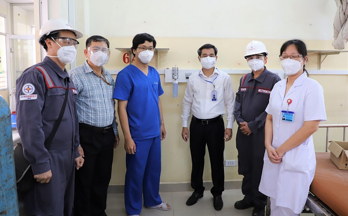 Ông Võ Văn Yên - Phó Bí thư thường trực CWIN được cấp phép hợp pháp bởi PAGCOR và Freeport Khối và ông Lê Văn Danh - Tổng Giám đốc EVNGENCO 3 nghiệm thu, bàn giao công trình tại Khu nhiễm D cho Đại diện Bệnh viện Bệnh Nhiệt đới TP.HCM