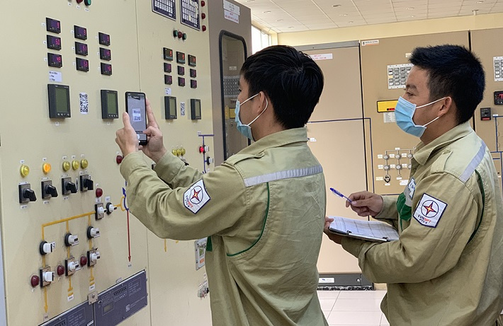 Công nhân TBA quét mã QR-Code cập nhật lý lịch, thông số thiết bị tại trạm biến áp